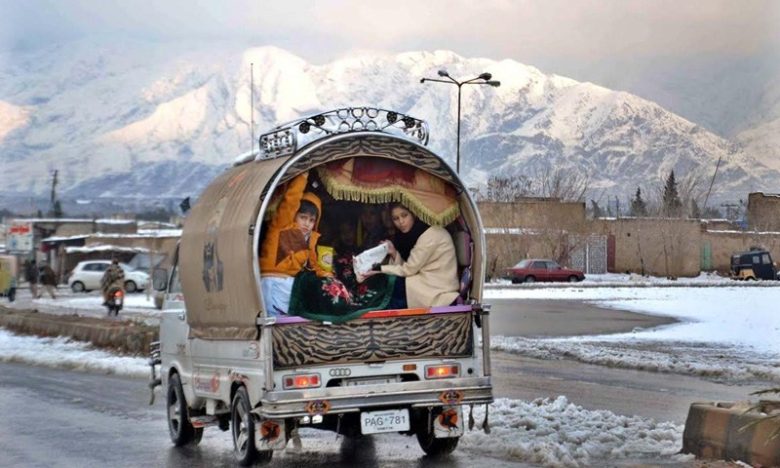 balochistan main barafbaari karachi main sardi barrh gai